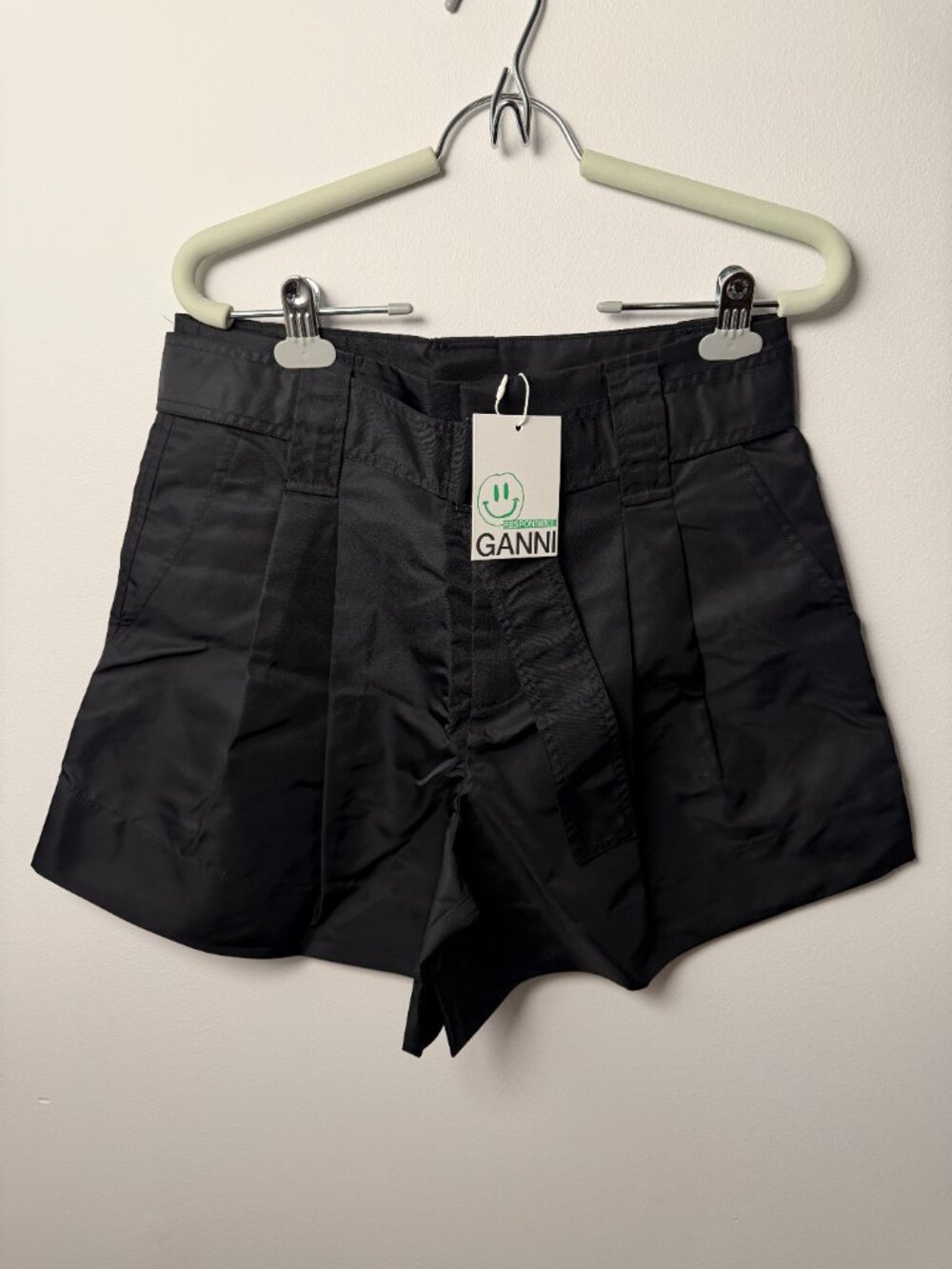 NWT GANNI Pleated taffeta shorts - Picture 2 of 2